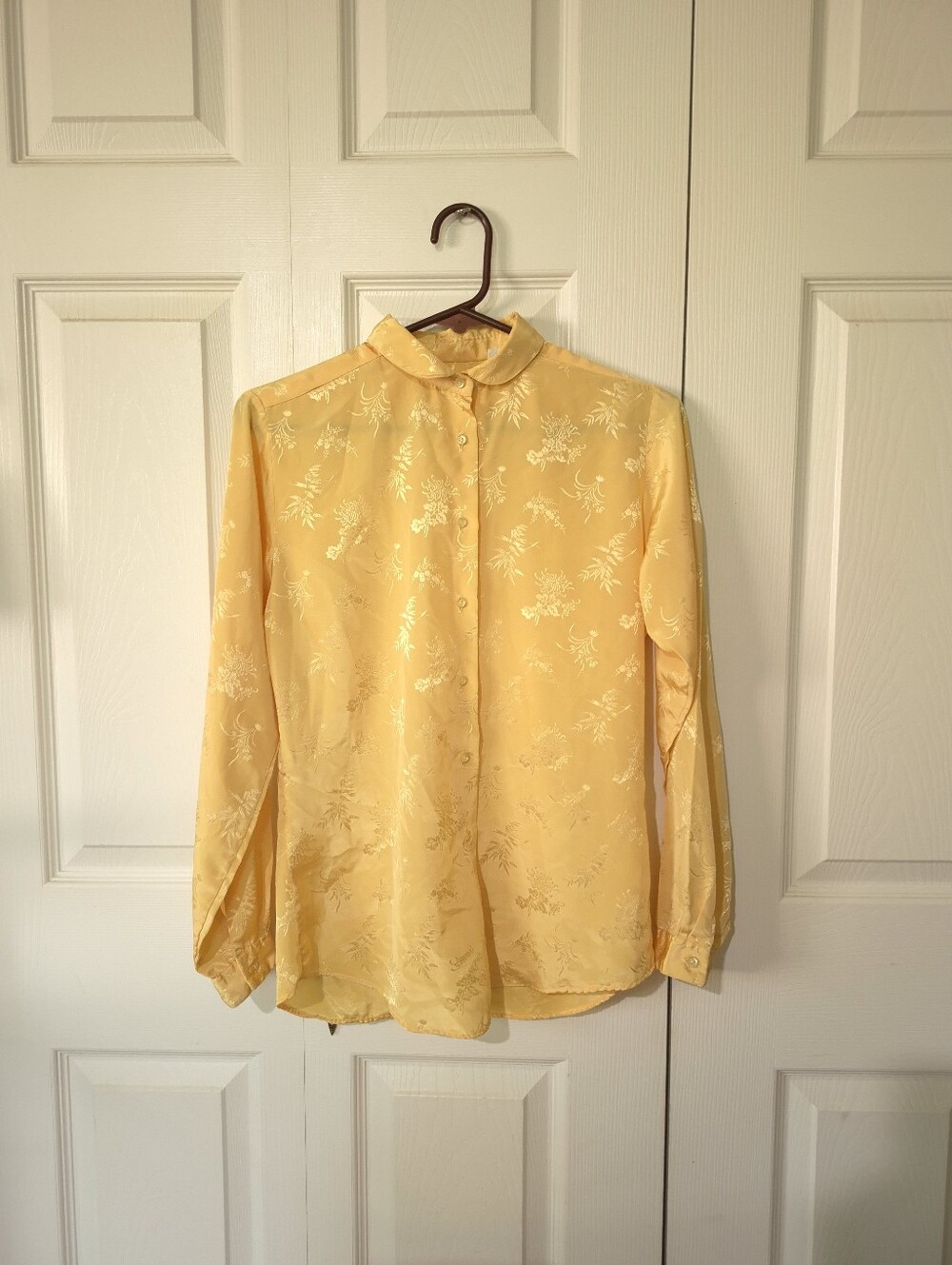 Yellow satin buttoned blouse with a floral jacquard pattern and collar